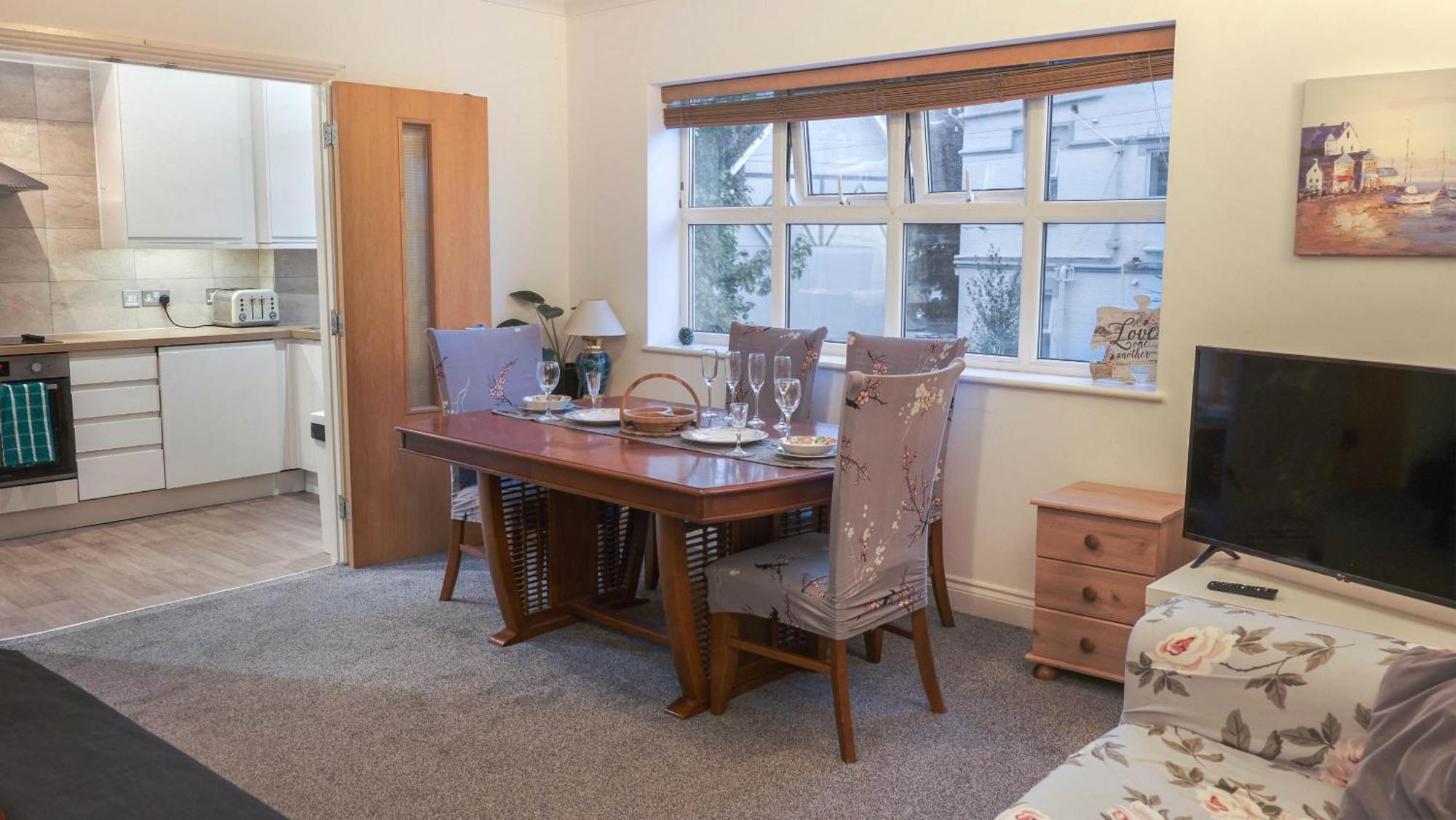 Bournemouth Beachfront Retreat 3 Bedroom 3 Bathroom Seaside B&B With Free Parking Kültér fotó